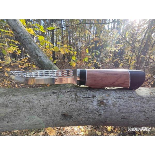 Couteau avec manche en bois et étui de protection