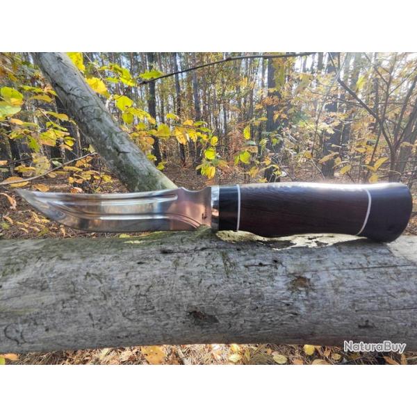 Couteau de chasse en cristal avec manche en bois foncé