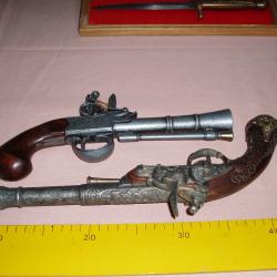2 PISTOLETS a SILEX  (OBJET FACTICE REPRODUCTION).EN TRES BON ETAT.