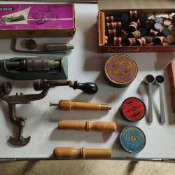 Ensemble d'outils ancien pour fabriquer des cartouches
