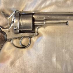 Gros revolver 12 mm a broche en  bon état de fonctionnement et de présentation.