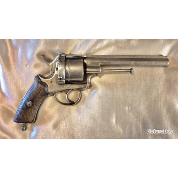 Gros revolver 12 mm a broche en  bon tat de fonctionnement et de prsentation.