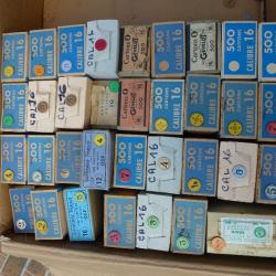 Cartons de fermeture et de remplissage.