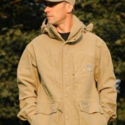 Belle parka beige, waterproof, respirante, multipoches, légère et silencieuse.
