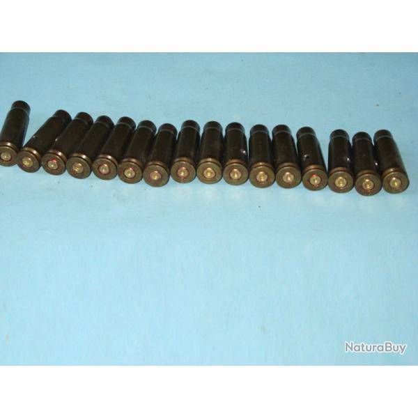 Lot de 16 tuis / douilles neutralises et bote de 7,62 x 39 acier.
