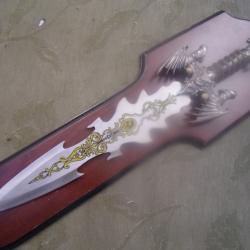 un couteau décoratif sur support mural 48 cm
