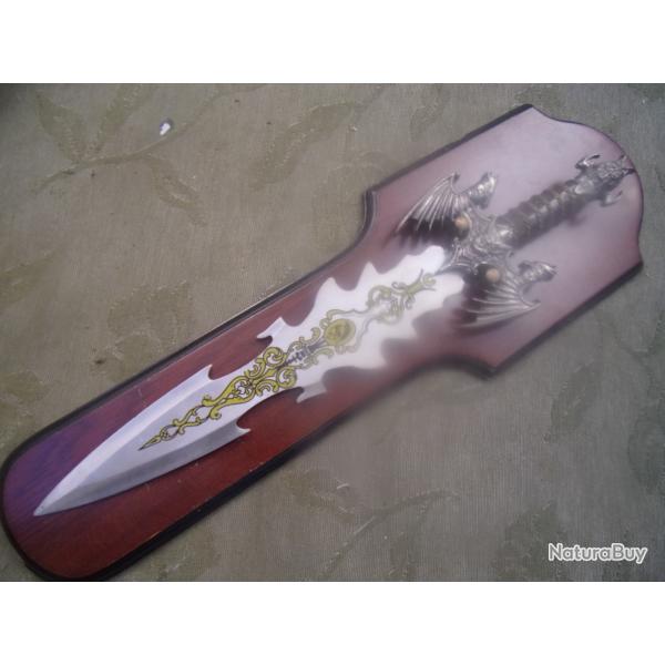 un couteau dcoratif sur support mural 48 cm