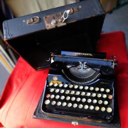 Ancienne machine à écrire portative
