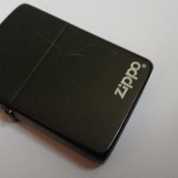 Briquet Zippo noir.
