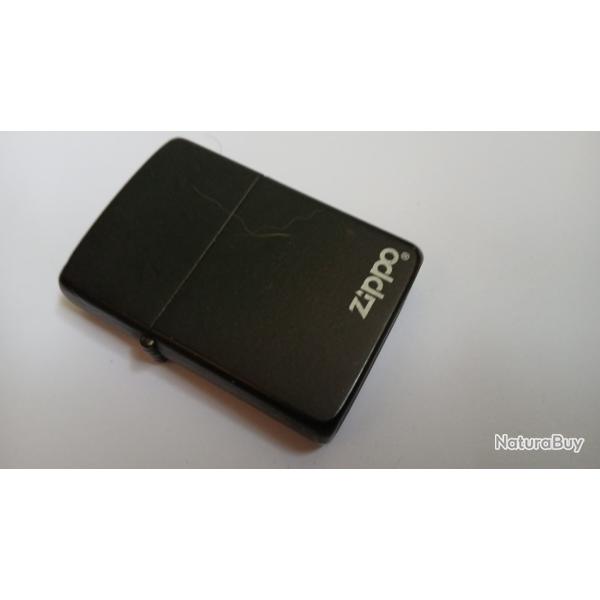Briquet Zippo noir.