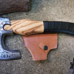 Hache de Viking Ragnar Lothbrok Lame Acier Carbone 1055 Symboles Manche Bois Etui Cuir Artisanale AA