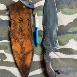 Très grand couteau chasse/bushcraft artisanal forgé +étui en cuir