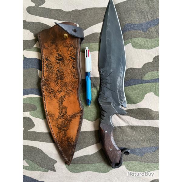 Trs grand couteau chasse/bushcraft artisanal forg +tui en cuir