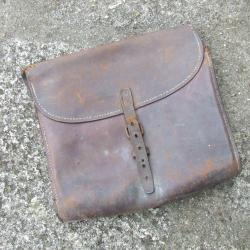 ANCIENNE GRANDE SACOCHE EN CUIR MILITAIRE ? A IDENTIFIER ?