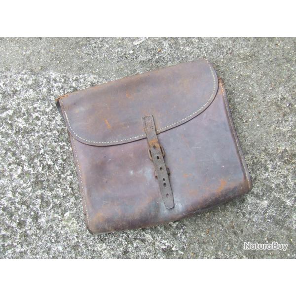 ANCIENNE GRANDE SACOCHE EN CUIR MILITAIRE ? A IDENTIFIER ?