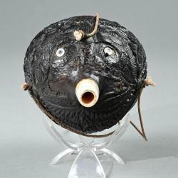 Poire à poudre en noix de coco sculptée. 19ème siècle.