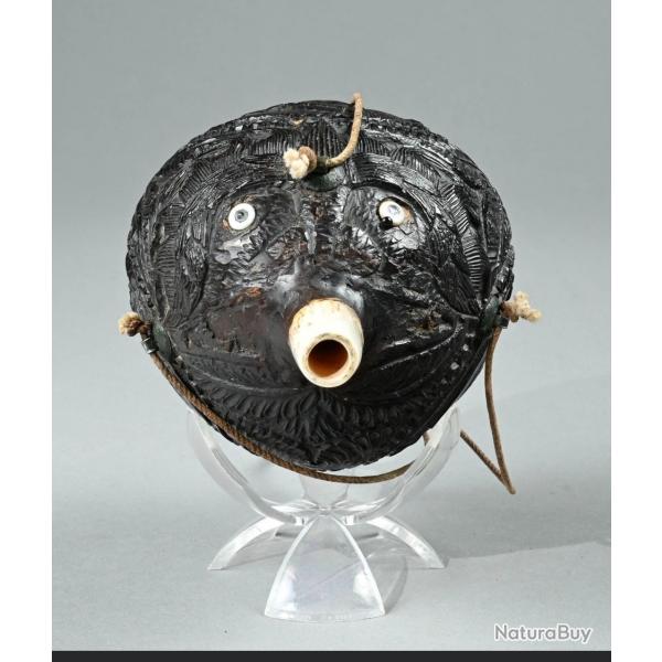 Poire  poudre en noix de coco sculpte. 19me sicle.