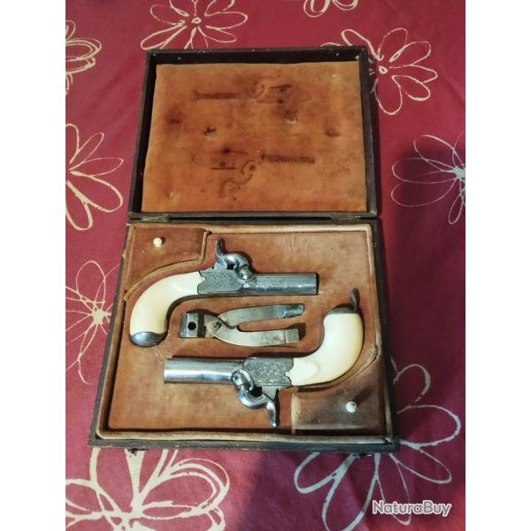 JOLIE PAIRE DE PISTOLETS  AUX ALENTOURS DE 1850