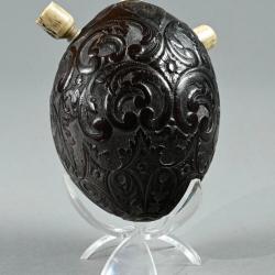 Remarquable poire à poudre en noix de coco sculptée au XIX ème siècle.