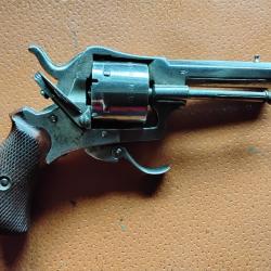 Petit revolver à broche.