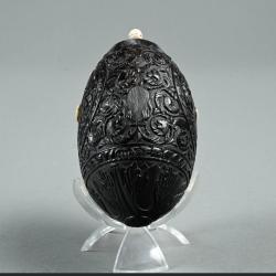 Très jolie petite poire à poudre en noix de coco sculptée au XIX ème siècle.