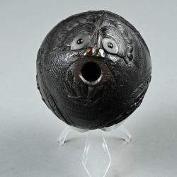Poire à poudre en noix de coco sculptée au XIX ème siècle.