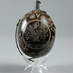 Remarquable et singulière poire à poudre en noix de coco sculptée. uvre réalisée au 19ème siècle.