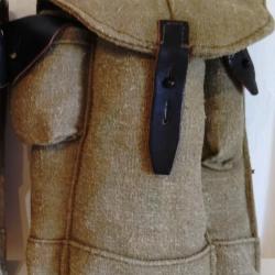 Porte-chargeurs AK-47 période guerre froide de l'armée Tchécoslovaque en excellent état. N°2.