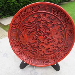 Ancienne assiette en laque Rouge sculptée main à décor de Dragon & Phénix - CHINE (XXé)