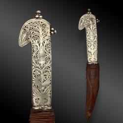 DAGUE YEMENITE, KHADAAM. Poignée en argent gravée