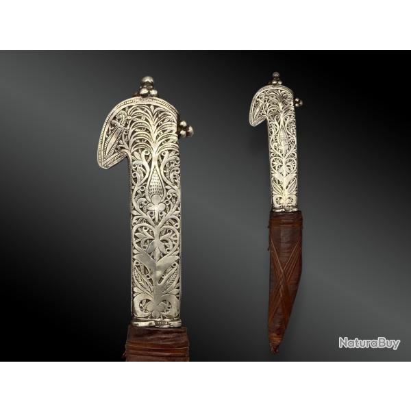 DAGUE YEMENITE, KHADAAM. Poignée en argent gravée