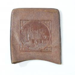 Ancien couvercle d'étui ( cigarettes ?) en cuir travaillé, décor cerfs chasse. Fin 19e - début 20e s