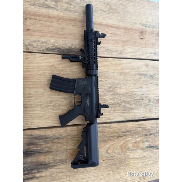 Je vends ma rplique d'airsoft ! C'est une M4 en super tat Avec la bote et un chargeur