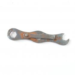 Petit outil multifonction pour moto BSA ou Triumph, combiné clé tournevis. Outillage ancien vintage