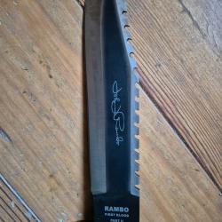 Reproduction du couteau Rambo 2