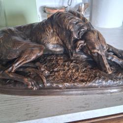 Chien lévrier en bronze signé Cayrard Poids 5kg , dimensions 30 x 15 x 10 cm
