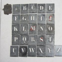 Alphabet pochoirs en zinc - Attachage métallique 1950
