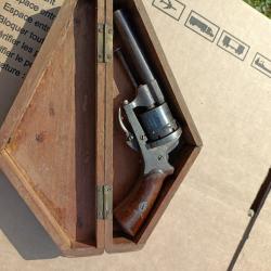 Revolver a broche et sa boîte en bois