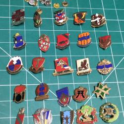 LOT DE 25 INSIGNES RÉGIMENTAIRES AMÉRICAINS, CREST US ARMY POST WW2 (LOT 1 )