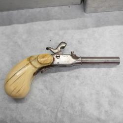 Petit pistolet de voyage &agrave;  percussion,calibre 5.5 mm