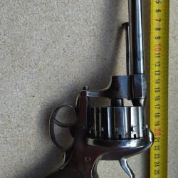 R&eacute;volver 12 coups 9 mm &agrave; broche.