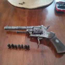 Superbe revolver  système lefaucheux 9 mm avec ses munitions dorine par 6