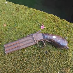 Pistolet a percussion trois canons superposes