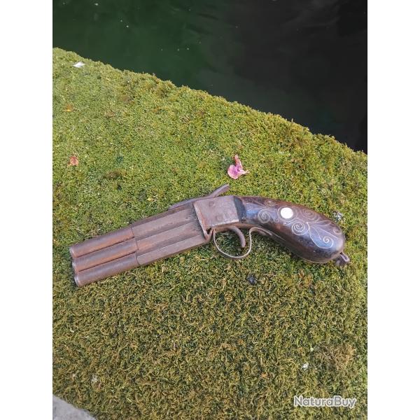 Pistolet a percussion trois canons superposes