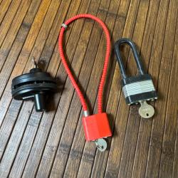 LOT DE TROIS CADENAS POUR ARMES AVEC UNE CLEF