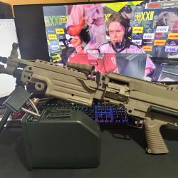 FN M249 PARA Tan AEG Polymère avec chargeur Ammobox 2400 bbs