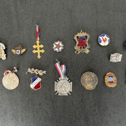 INSIGNES, BROCHES, DÉCORATIONS MILITAIRES (lot de14).