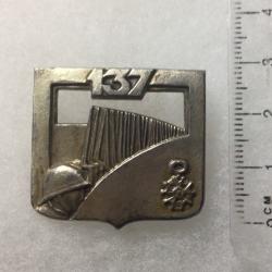 FRANCE INFANTERIE Insigne 137° R.I.  Régiment d?Infanterie A.Bertrand embouti argenté ?dos lisse