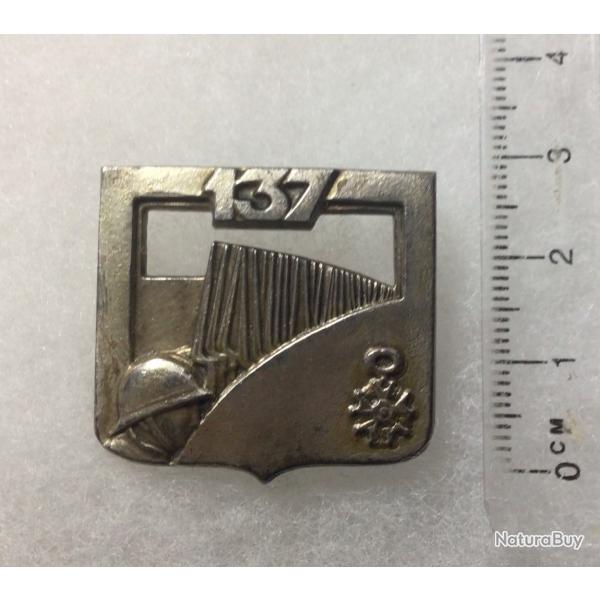 FRANCE INFANTERIE Insigne 137 R.I.  Rgiment d?Infanterie A.Bertrand embouti argent?dos lisse
