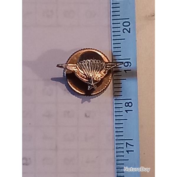 Réduction de boutonnière pour brevet parachutiste